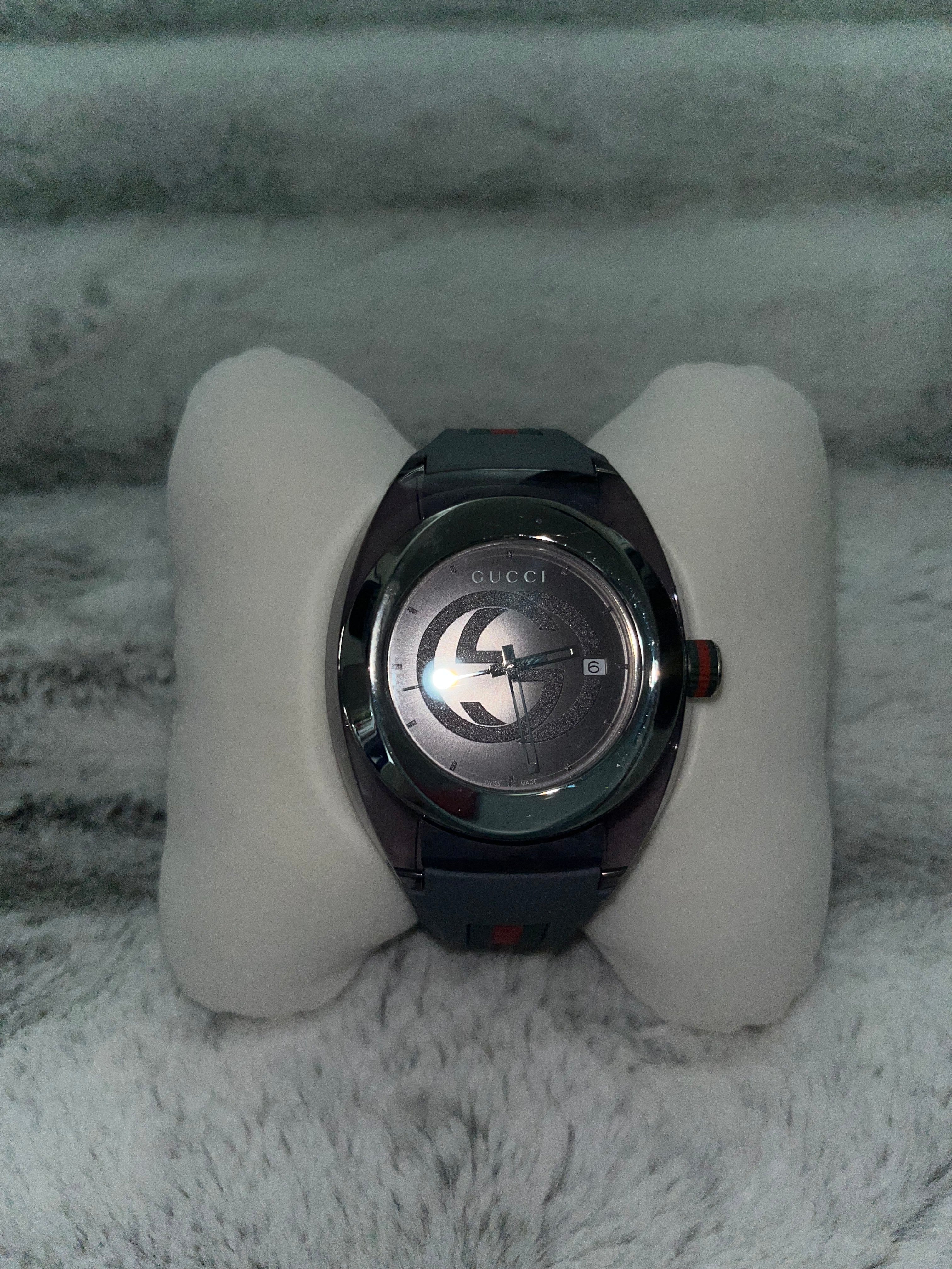 ♡ Pre-Owned Gucci Watch Grey w Red and Green Small Stripe Unisex w Green Box ♡