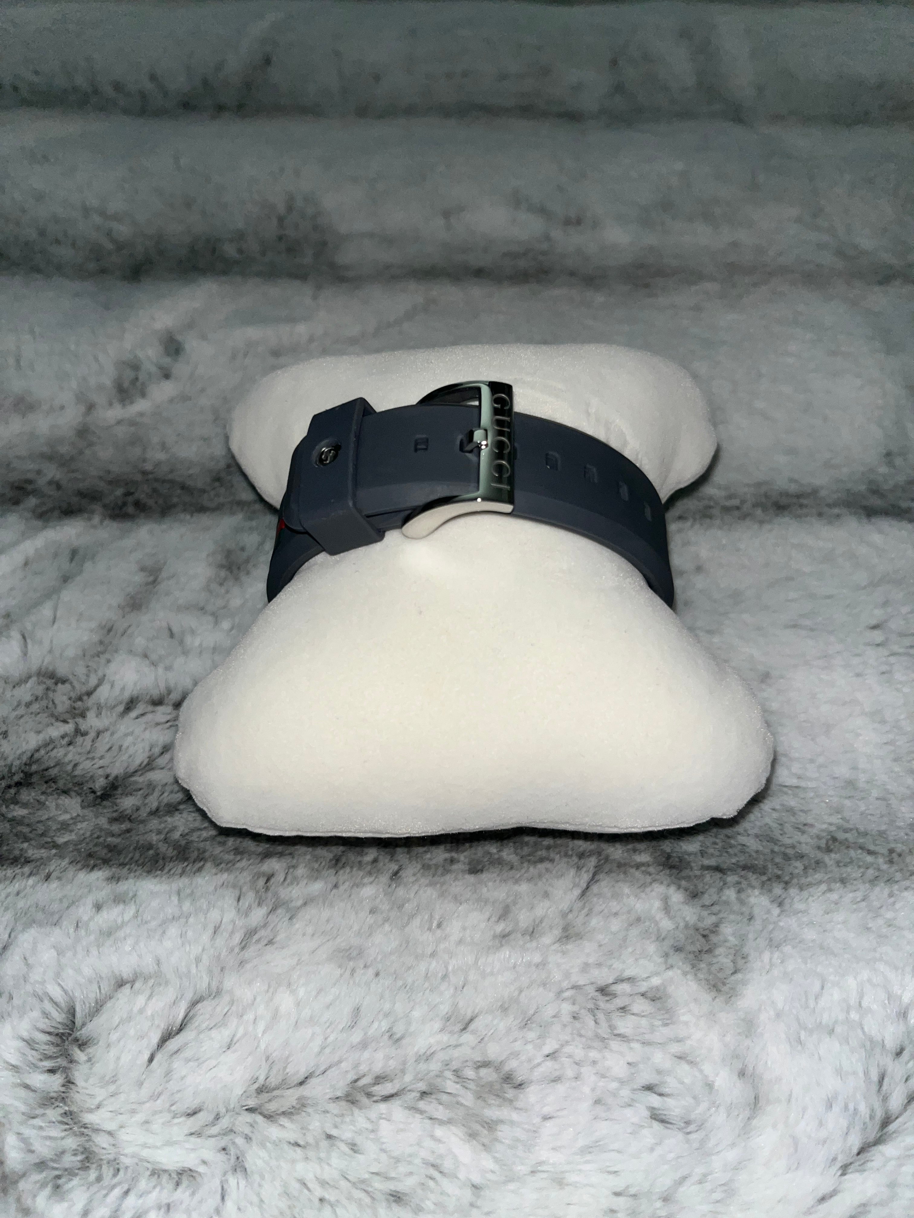 ♡ Pre-Owned Gucci Watch Grey w Red and Green Small Stripe Unisex w Green Box ♡