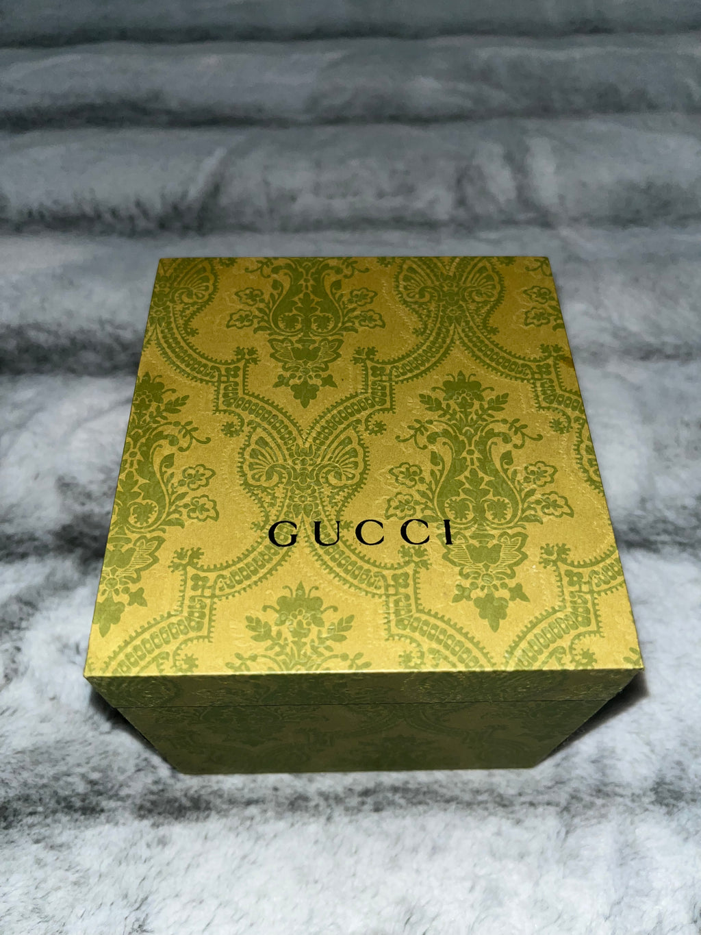 ♡ Pre-Owned Gucci Watch Grey w Red and Green Small Stripe Unisex w Green Box ♡