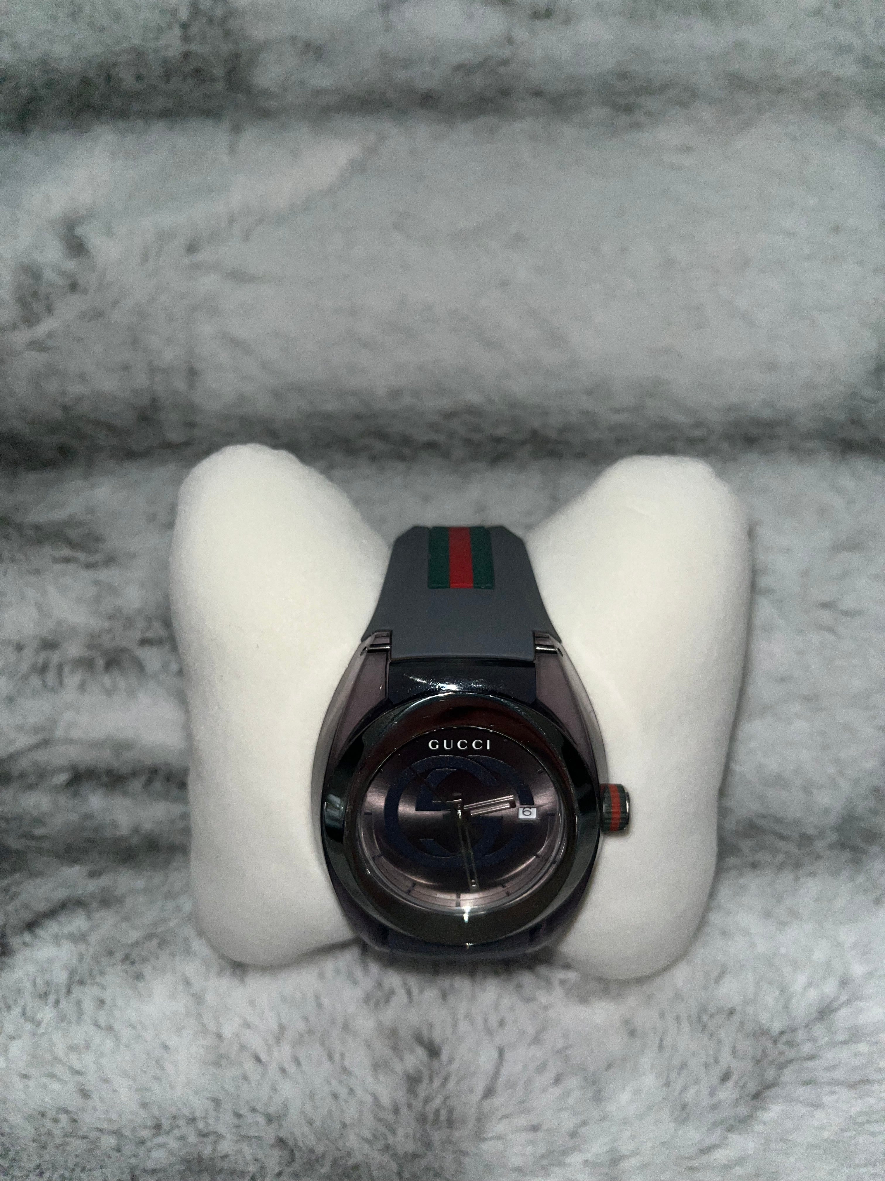 ♡ Pre-Owned Gucci Watch Grey w Red and Green Small Stripe Unisex w Green Box ♡