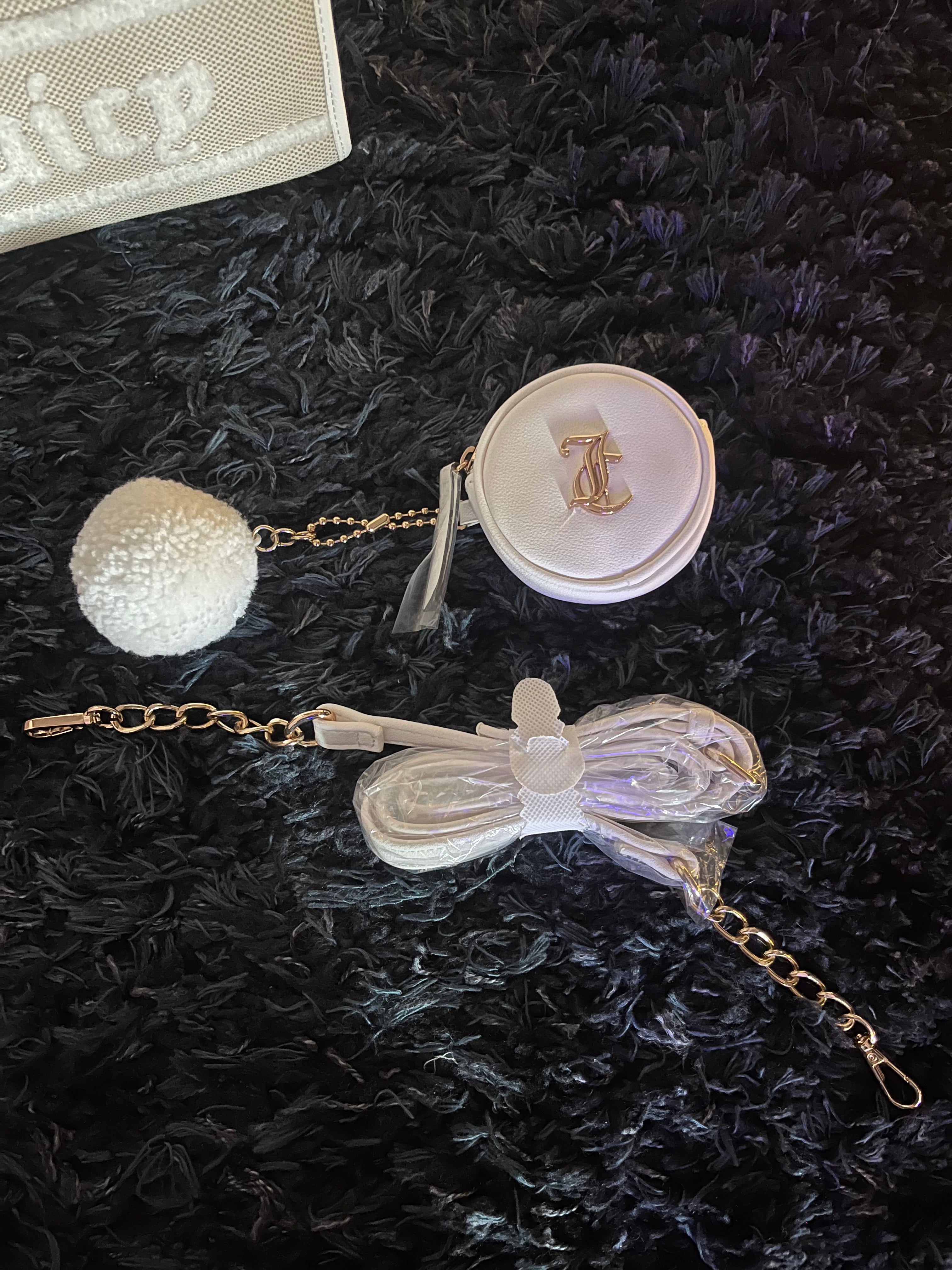 ♡ Juicy Couture Beige Crossbody Bag w Adjustable Strap – Chic Everyday Design ♡