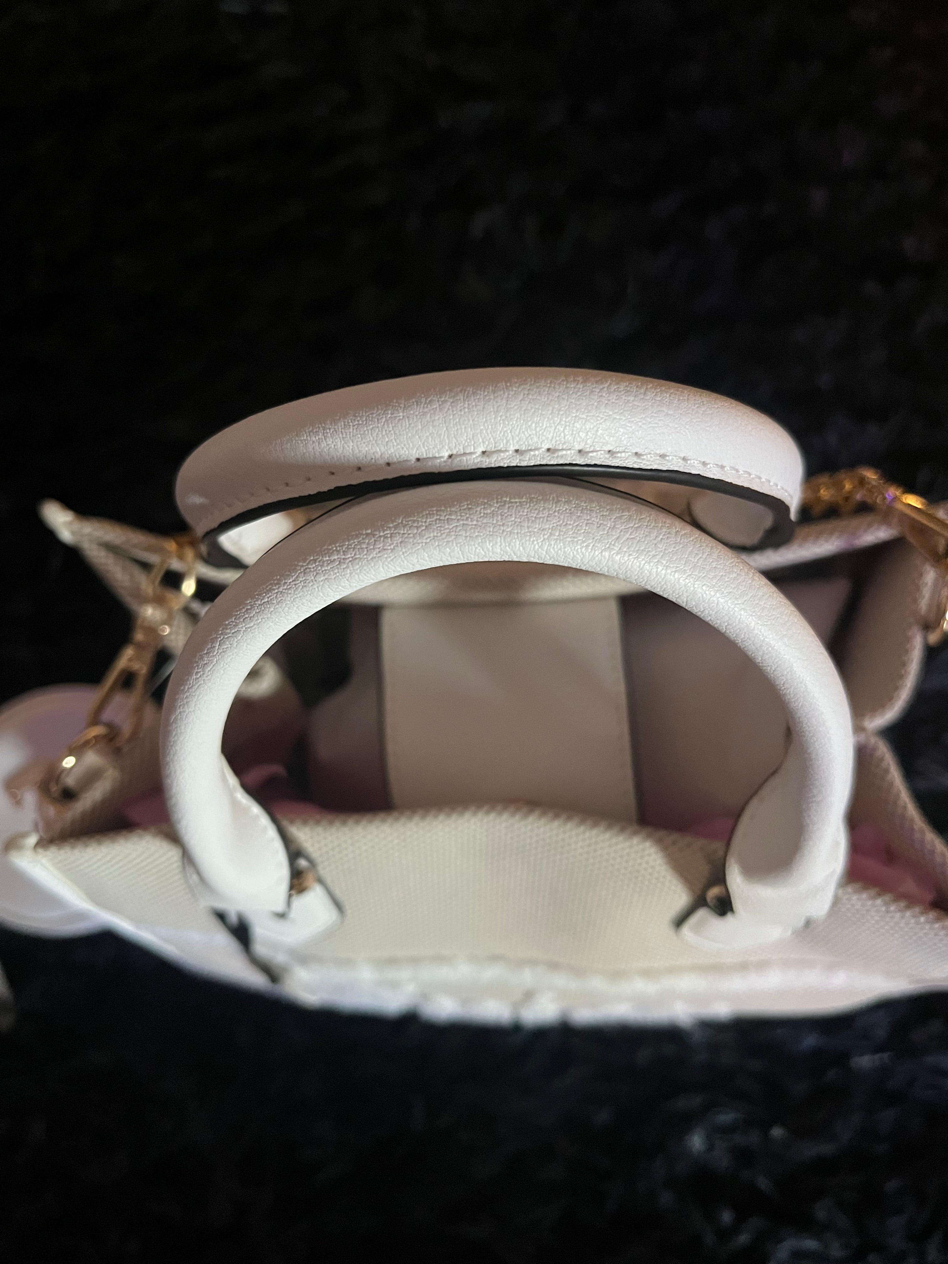 ♡ Juicy Couture Beige Crossbody Bag w Adjustable Strap – Chic Everyday Design ♡